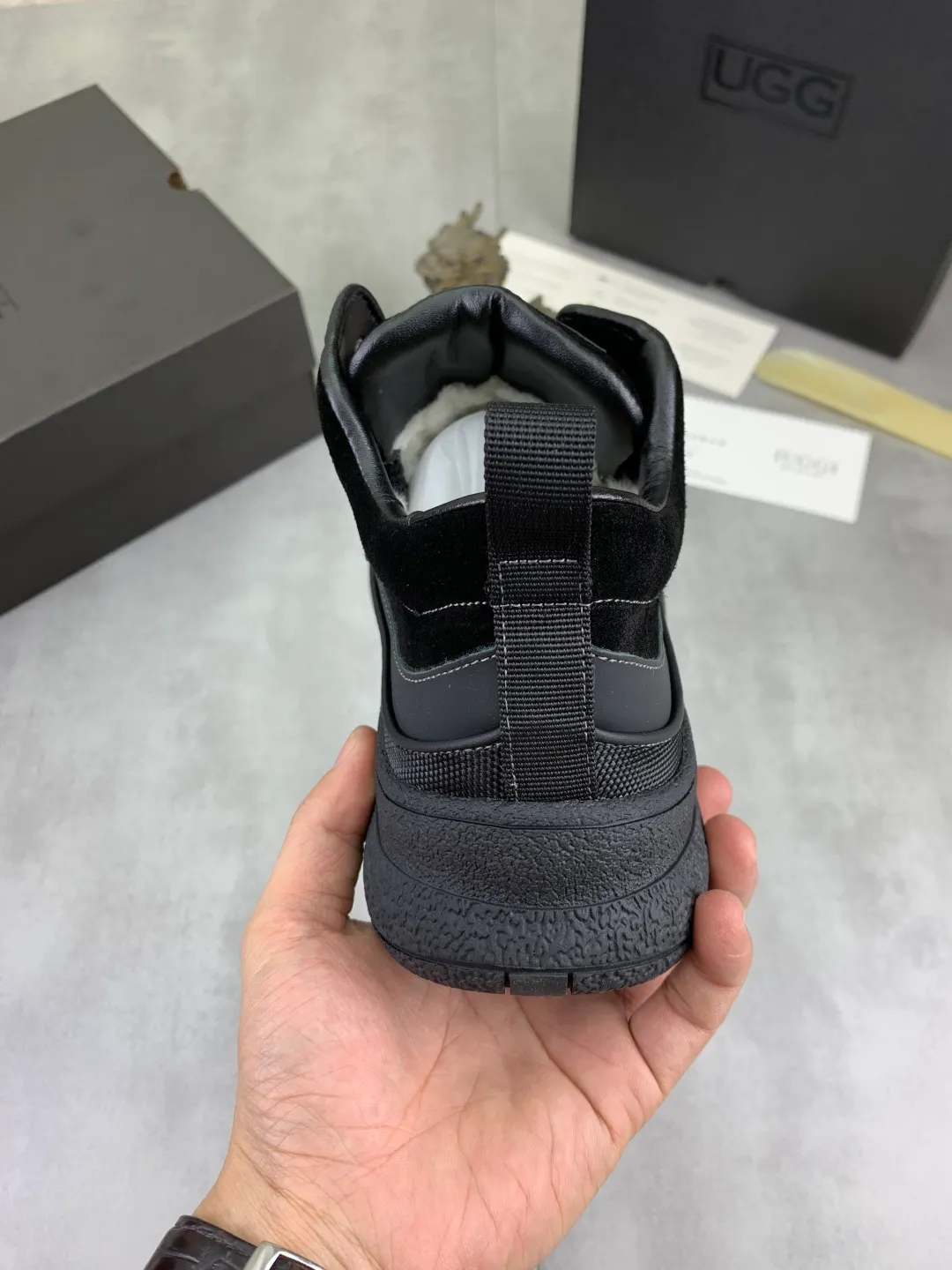 Men's shoes 💰P640 New IUGGI New New Tire Men's Shoes Real cowhide on the outside, Australian wool on the inside, light and easy to put on, brand logo, full of high-end feel, men's style! Men's style! Rarely seen in the market are retro outdoor shoes. They look great on the feet. Mainly because they are so stylish, comfortable and versatile. Color: black, gray, maroon. Size: 39-44